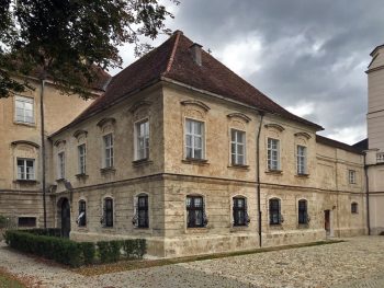 Raitenhaslach 5, Tuffsteinfassade nach Instandsetzung